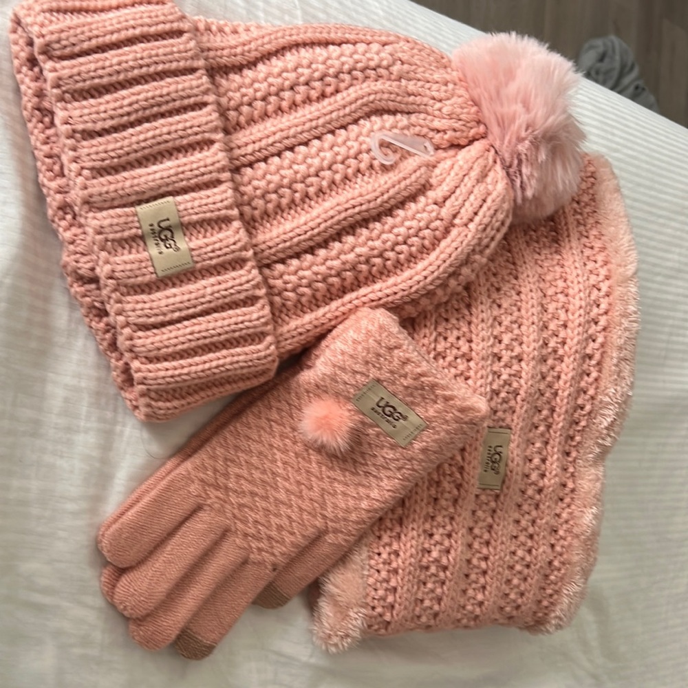 New complete UGG set hat scarf & Gloves